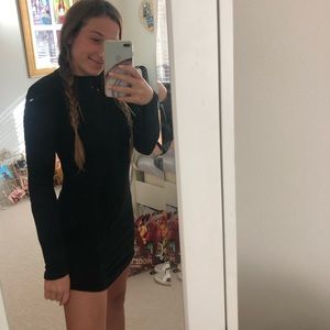 black bodycon dress